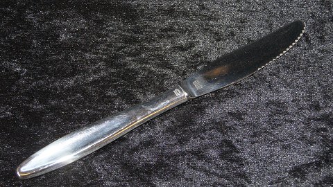 Middagskniv #Jeanne Sterling sølv
Formgivet i 1956 af Jeanne Grut og produceret hos Slagelse Sølvsmedie
A.C. Illum
Længde 22 cm.