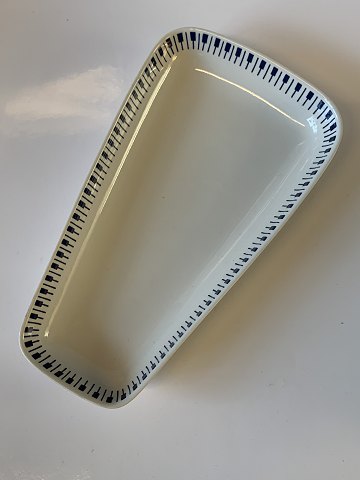 Danild 64 Tangent, Asymmetric dish
Lyngby Porcelain, Refractory
Size 24*12 cm.
Height 3.2 cm.