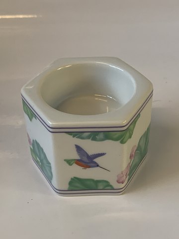 Tealight holder from #Colibri Royal Copenhagen
Height 5 cm approx
Deck No. #1810/#5464
1 sorting
Nice and well maintained condition