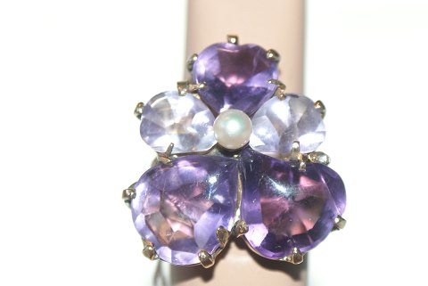 Gold ring with amethyst and pearl, 14 carat gold