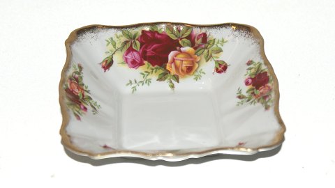 #Landsbyrose, "#Old Country Roses" Square bowl
Size 12 x 12 cm.