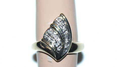 Gold ring 8 carat with diamonds