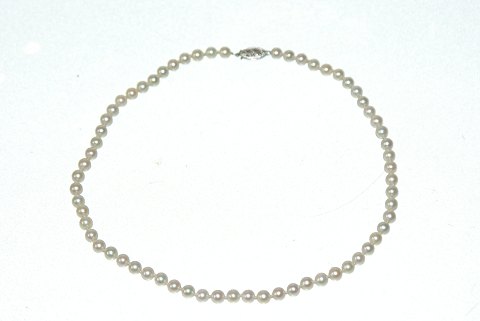 Pearl necklace with white gold