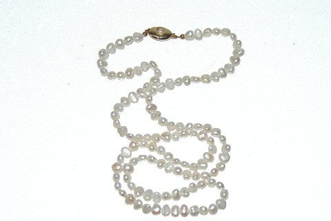 Pearl necklace with gold lock, 14 Carat