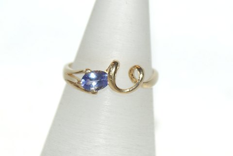 Unique Gold ring with Bluish stones 18 Carat