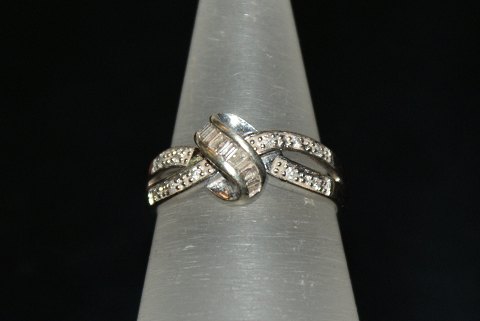 White Gold Ring with Diamonds 9 Karat