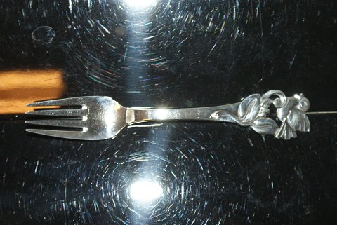Bird on twig, Child fork Silver
Stamped Three Towers, HS
Length 14 cm.