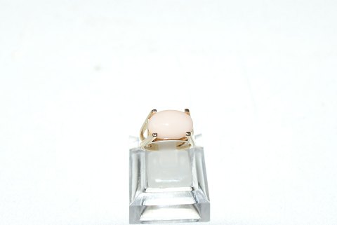 Gold ring with pink stone, 14 Karat