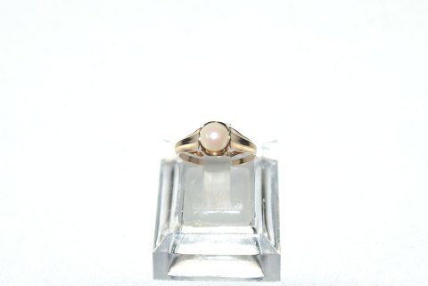 Guldring med hvid perle, 14 Karat 
Stemplet: HS 585
Størrelse: 53