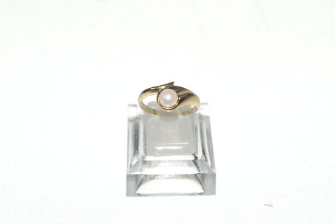 Gold ring with white pearl 14 Karat