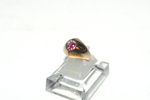 Gold ring with red stone 14 carat gold
Punched 585
