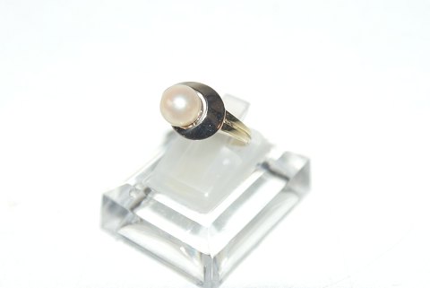 Elegant lady ring with pearl 14 carat gold