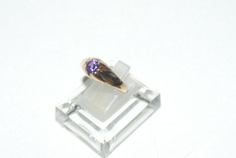 Elegant ring with purple armpits