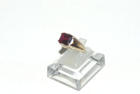 Gold ring ladies with red stone 14 carat gold