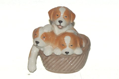Royal Copenhagen mini Collection 
Hundehvalpe i kurv
web 7300