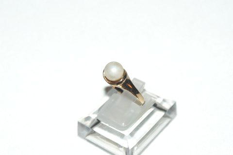 Elegant Gold ring with white pearl in 14 carat gold