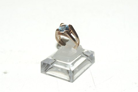 Elegant ladies ring with light blue stones in 14 carat gold