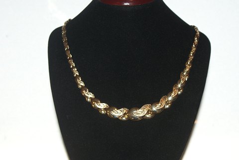 Elegant necklace with course in 14 carat gold