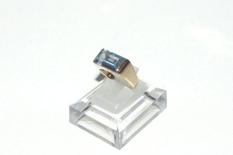 Elegant ring med lyseblå sten   i 14 karat guld