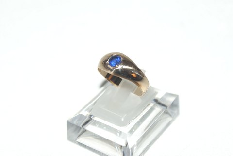Elegant ring med blå sten  i 14 karat guld