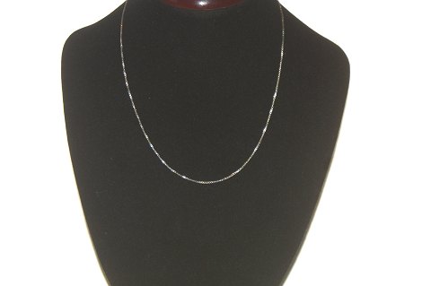 Elegant halskæde i 14 karat hvidguld
Længde 42 cm