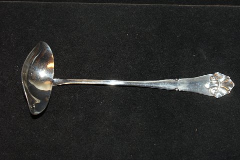 Cream spoon French lily silver
Length 14 cm.