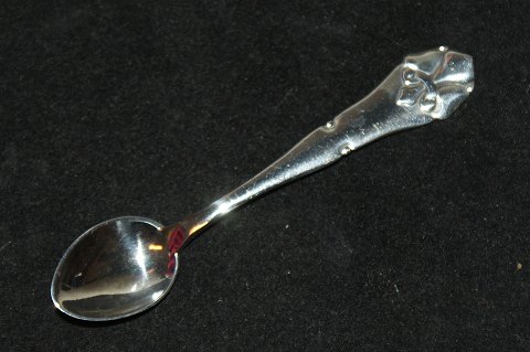Salt spoon French Lily silver
Length 7.5 cm.