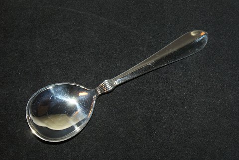 Sugar spoon Gråsten DGS Silver
Danish goldsmiths silverware factory Slagelse
Length 12 cm.