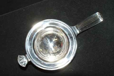 Tesi  Lotus Sølv
W & S Sørensen
Længde 13,5 cm.
Diameter 7 cm.
SOLGT