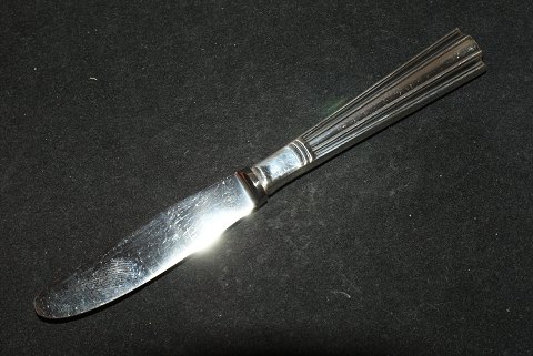 Barnekniv / Frugtkniv Margit Sølv
Kronen sølv
Længde 15,5 cm.