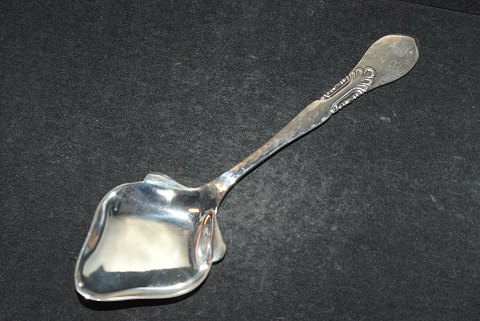 Jam  spoon 
Slotsmønster silver cutlery
Length 13 cm.