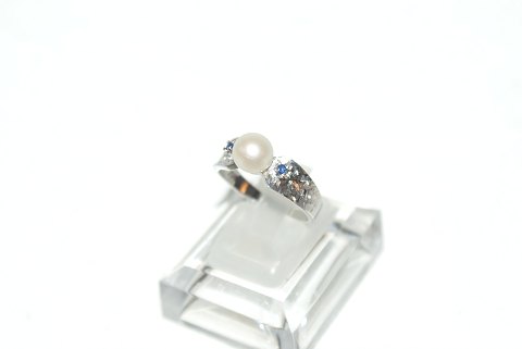 Elegant ladies ring in 18 carat white gold with white pearl