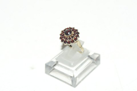 Gold Ladies ring with garnets in 14 carat gold