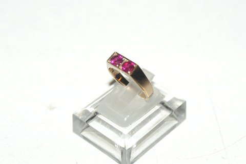 Gold Ladies ring with pink stones in 14 carat gold