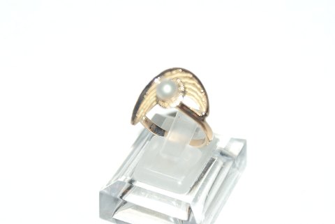 Gold Ladies ring with white pearl in 14 carat gold