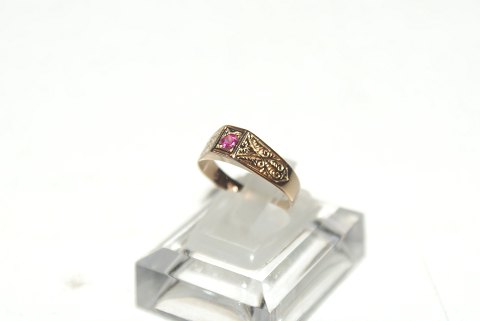 Elegant ladies ring with pink stone in 14 carat gold