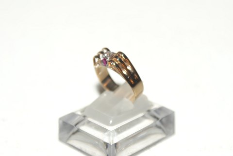 Elegant lady ring with red stones and diamonds in 14 carat gold