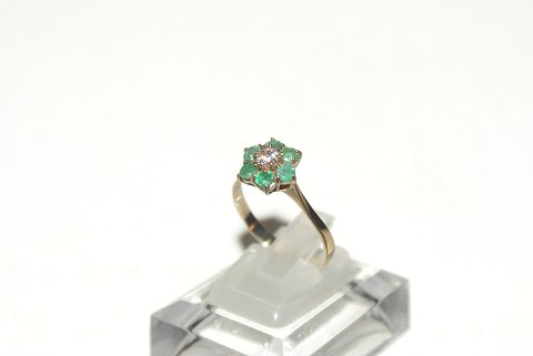 Elegant ladies ring with green emerald stones in 14 carat gold