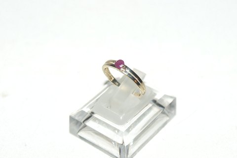 Elegant lady ring with red ruby in 8 carat gold