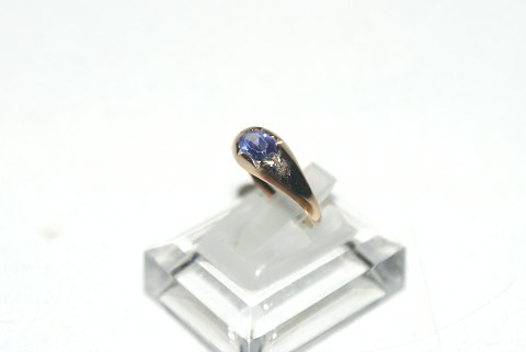 Elegant lady ring with purple stone in 14 carat gold
