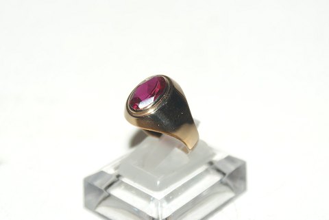 Elegant lady ring with red stone in 14 carat gold