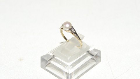 Elegant dame ring med perle i 14 karat guld