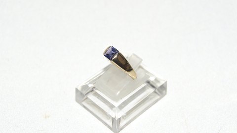 Elegant lady ring with blue stone in 14 carat gold