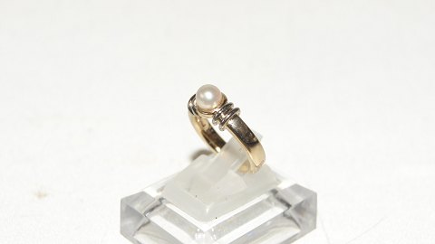 Elegant lady ring with Pearl in 14 carat gold