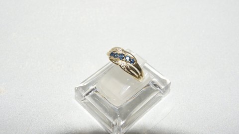 Elegant ladies ring with Brilliant Blue sapphire in 14 carat gold