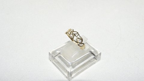 Elegant ladies ring with stones in 14 carat gold