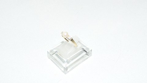 Elegant ladies ring with pearl in 14 carat gold