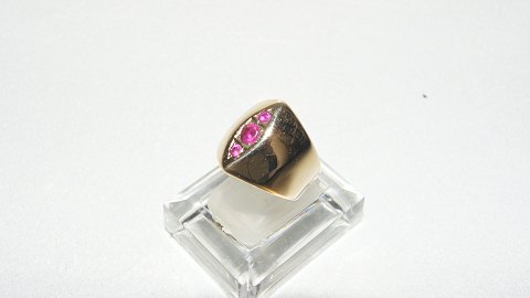 Elegant lady ring with light stones in 14 carat gold