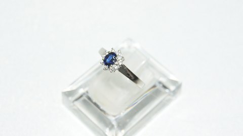 Elegant Damering med blå sten og  brilliant i 14 karat hvid guld