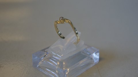 Elegant ladies ring with stone 9 carat gold